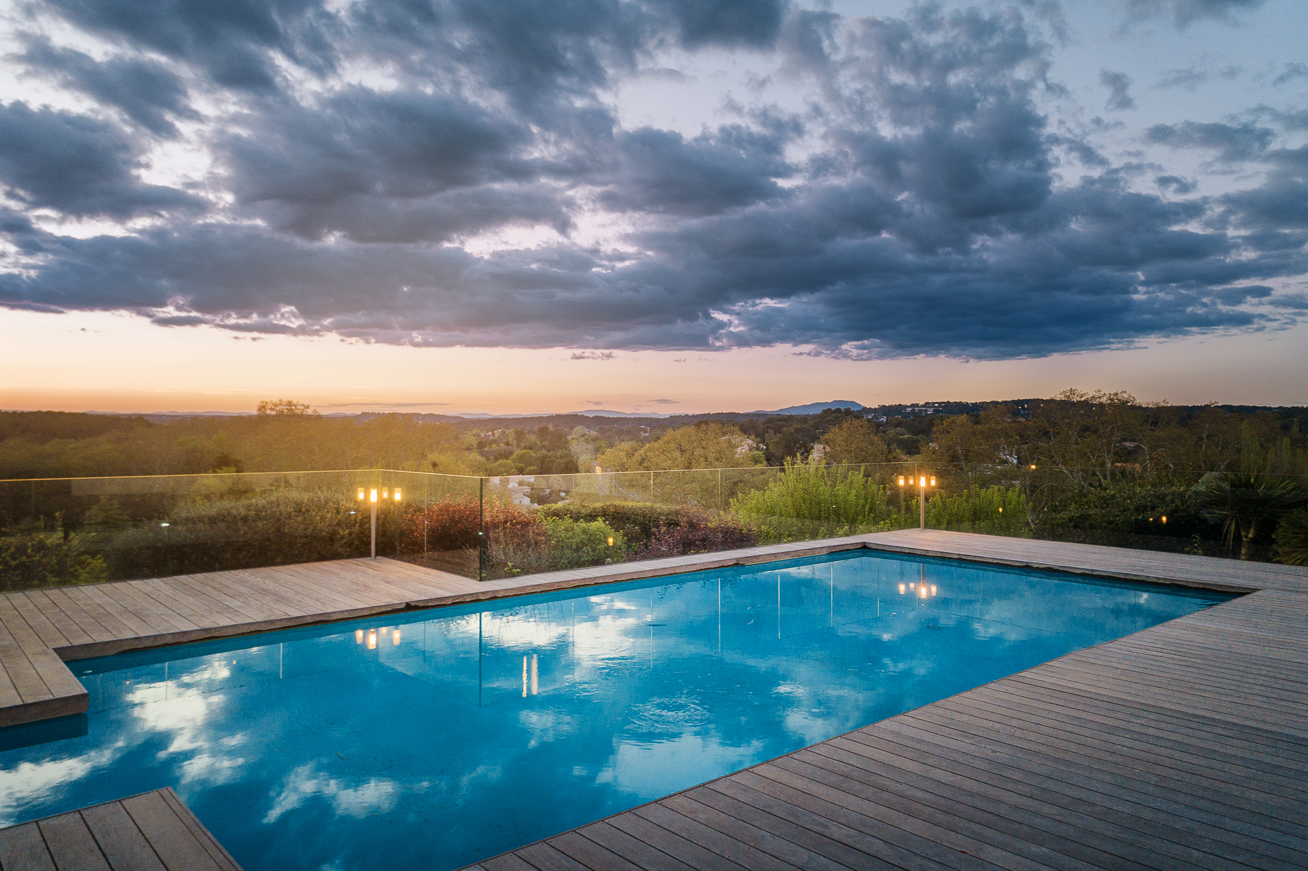 Photo aérienne par drone de la piscine d'une Villa de prestige à Castelnau-le-Lez - Agence Sotheby's Montpellier